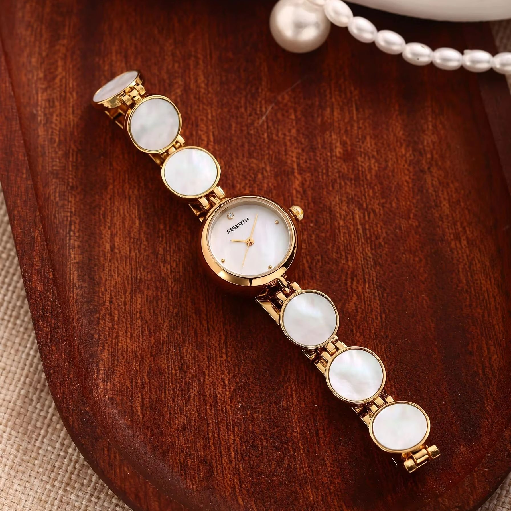 Quiet Luxury Watch - Edle Damen-Quarzuhr mit vierblättrigem Kleeblatt und
