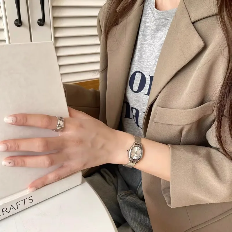 Kleine Oval Zifferblatt Grüne  – Quiet Luxury Watch Bewertung und Preis