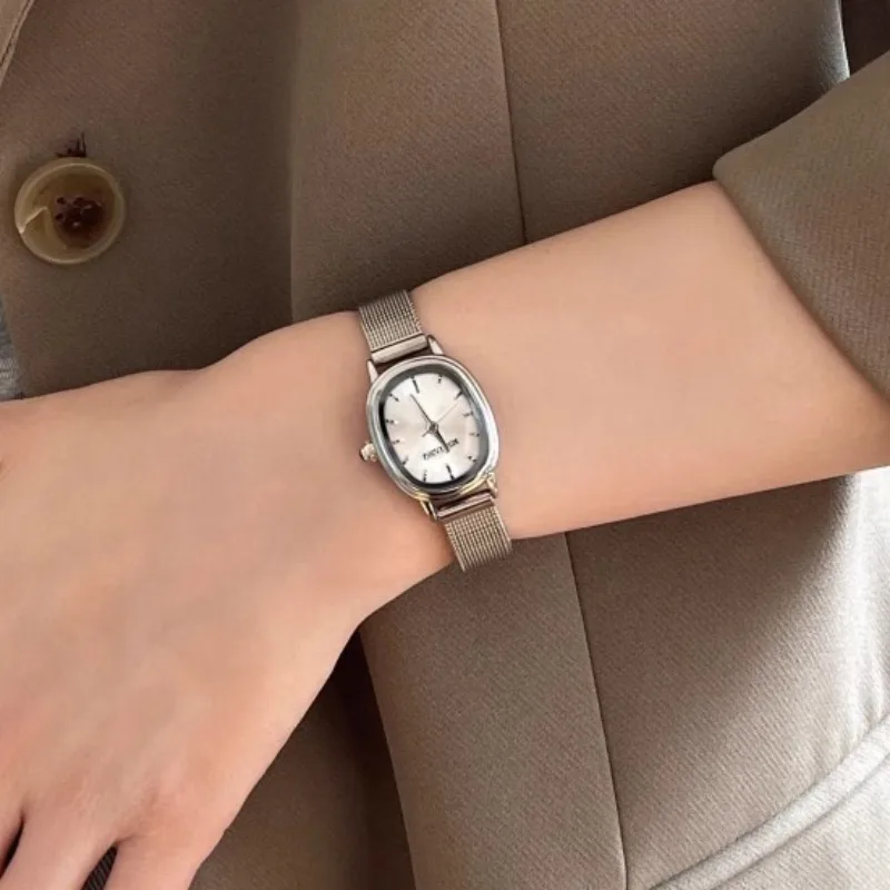 Kleine Oval Zifferblatt Grüne  – Quiet Luxury Watch Bewertung und Preis